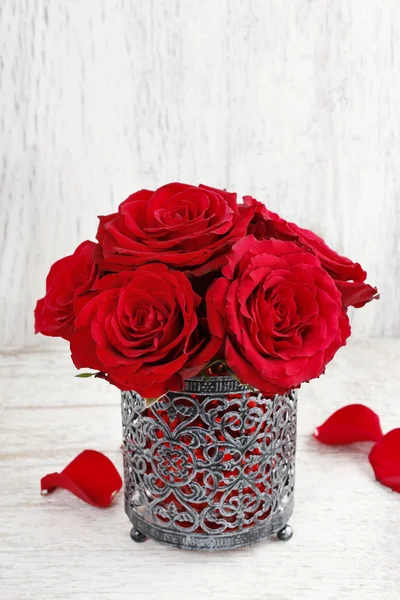 Rosas rojas sobre fondo de madera blanco — Foto de Stock