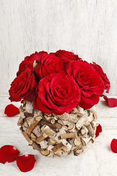 白色木制背景的红玫瑰 — 图库照片