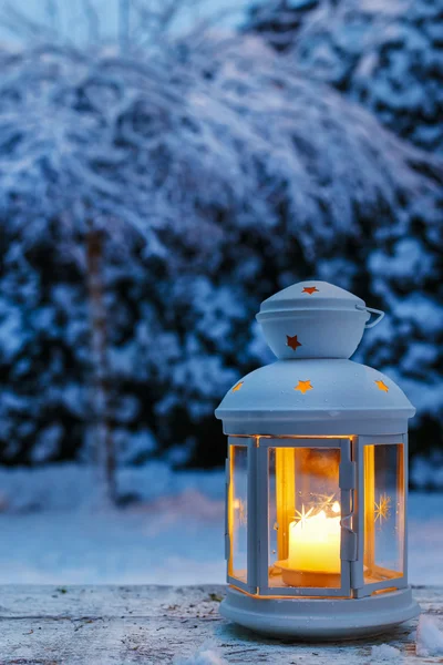 Lykta i trädgård, vinter kväll — Stockfoto