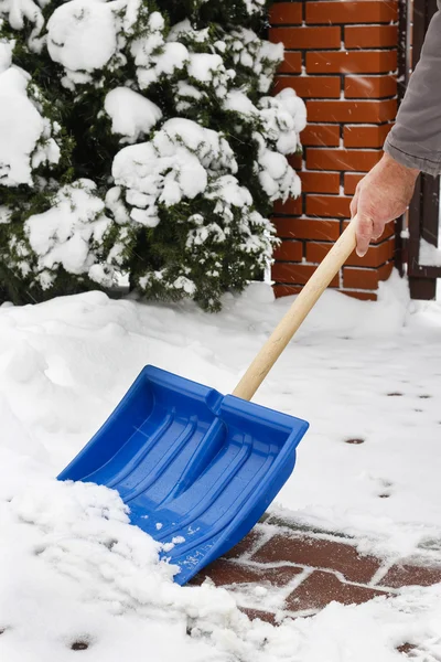 Uomo rimozione della neve dal marciapiede dopo la tempesta di neve — Foto Stock