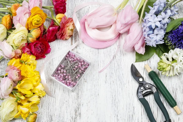 Florist workplace: flowers and accessories — Stock Photo, Image