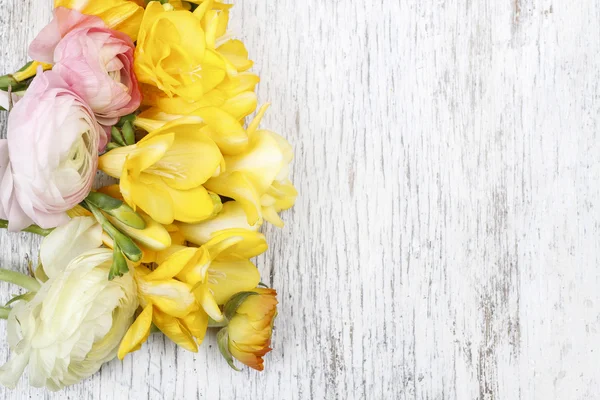 Frühlingsblumen auf Holzgrund — Stockfoto