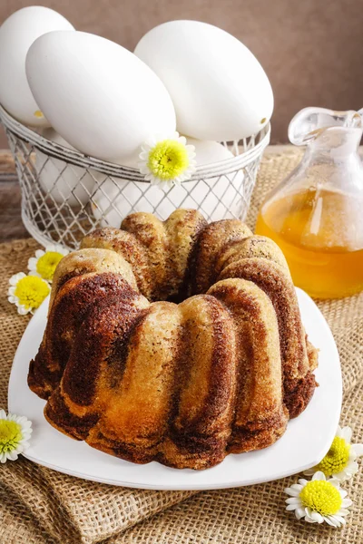 加蜂蜜的复活节蛋糕 — 图库照片