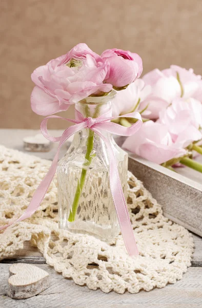 Flores de buttercup persas rosadas (ranunculus) en jarrón de cristal — Foto de Stock