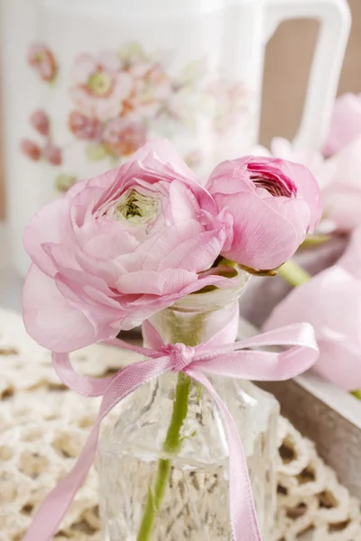 Roze Perzisch buttercup bloemen (Boterbloem) in crystal vaas — Stockfoto