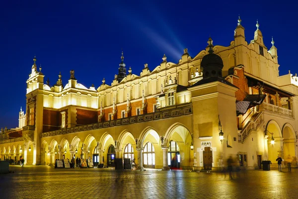 Sukiennice nella piazza principale del mercato (Rynek) a Cracovia, Polonia — Foto Stock