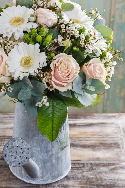 Bouquet van roze rozen en gerbera's wit — Stockfoto