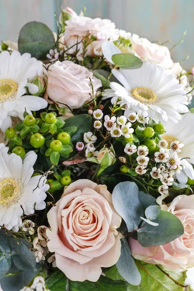 Bukett med rosa rosor och vita gerbera blommor — Stockfoto