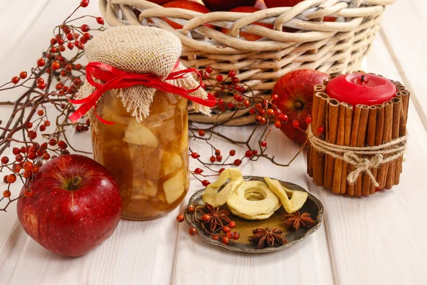 Mermelada de manzana en frasco de vidrio — Foto de Stock