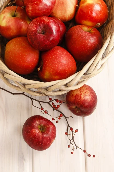 Cesta de manzanas rojas — Foto de Stock