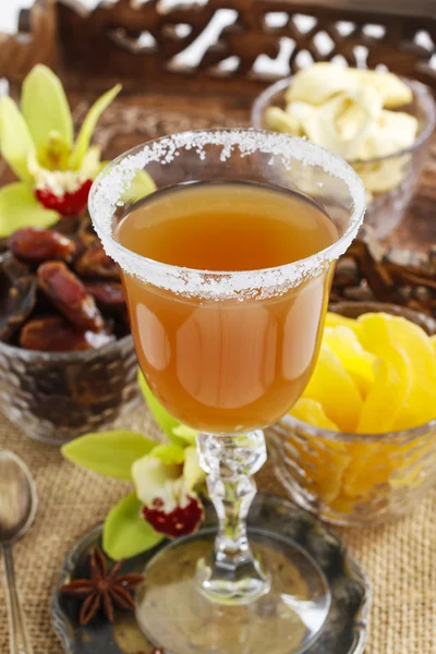 Bebida doce feita de frutas tropicais — Fotografia de Stock