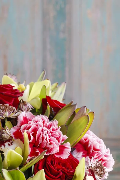 Ramo de flores de orquídea, rosa y clavel — Foto de Stock