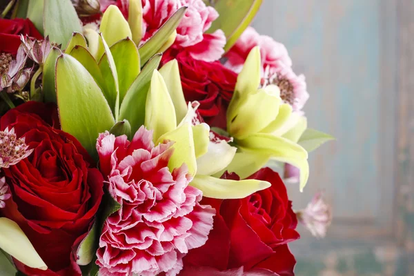 Blombukett orkidé, ros och nejlika — Stockfoto