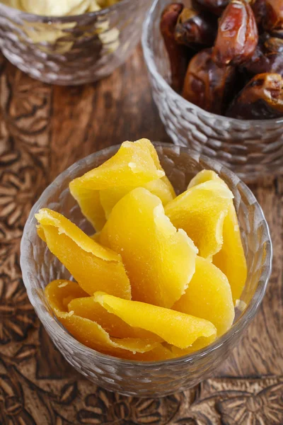 Schaal met gedroogde mango fruit — Stockfoto