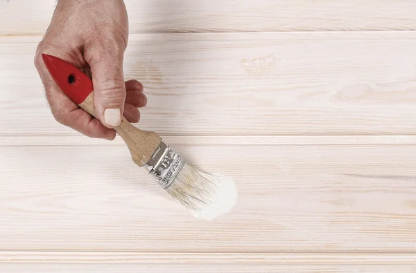 Mujer pintando madera — Foto de Stock