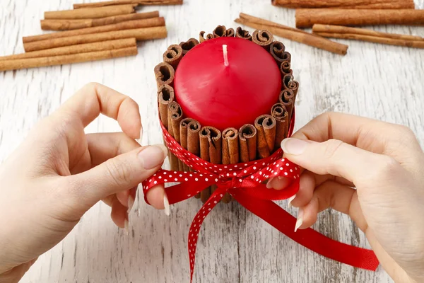 How to make candle decorated with cinnamon sticks - tutorial — Stock Photo, Image