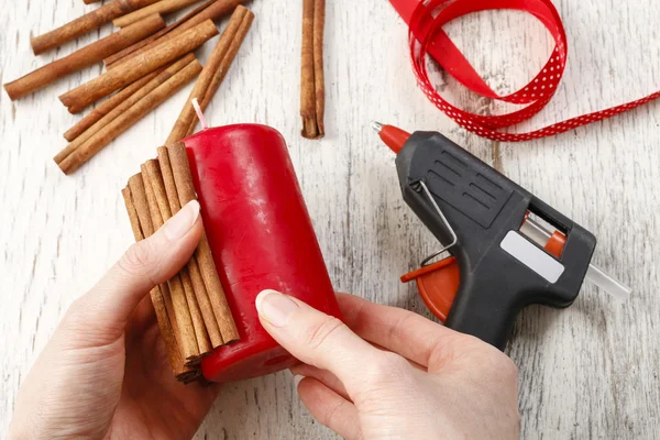 How to make candle decorated with cinnamon sticks - tutorial — Stock Photo, Image