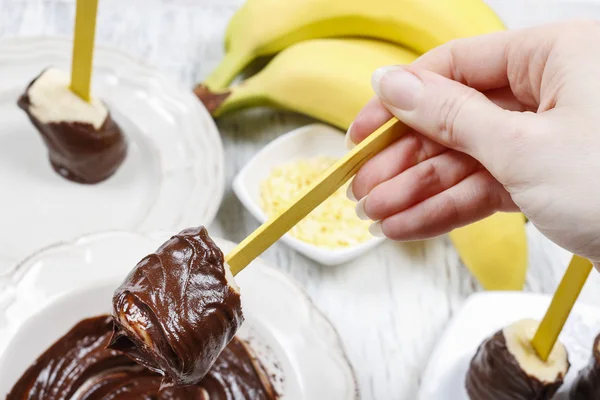 Cómo hacer plátanos bañados en chocolate - tutorial — Foto de Stock