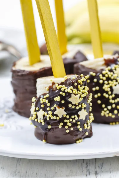 How to make chocolate dipped bananas - tutorial — Stock Photo, Image