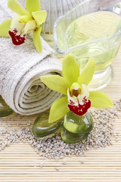 Spa accessoires: zen stenen, handdoek, zeezout — Stockfoto