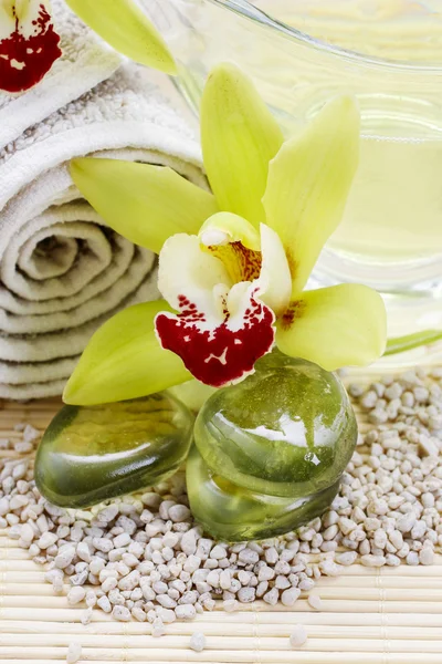 Spa accessoires: zen stenen, handdoek, zeezout — Stockfoto