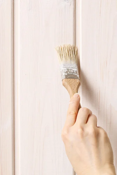 Mujer pintando madera —  Fotos de Stock