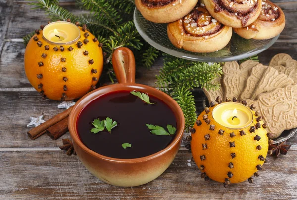 Christmas table: beetroot red borsch, swedish buns and pomander — Stock Photo, Image