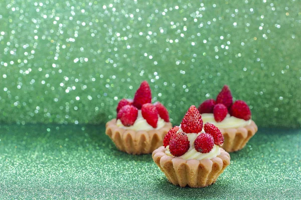 Beautiful tiny cupcakes with wild strawberries — Stock Photo, Image