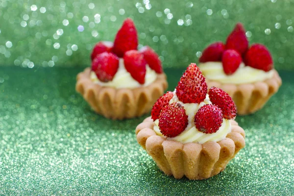 Schöne winzige Cupcakes mit Walderdbeeren — Stockfoto