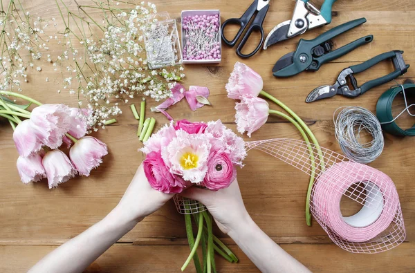 Woman making beautiful bouquet of pink persian buttercup — Stock Photo, Image