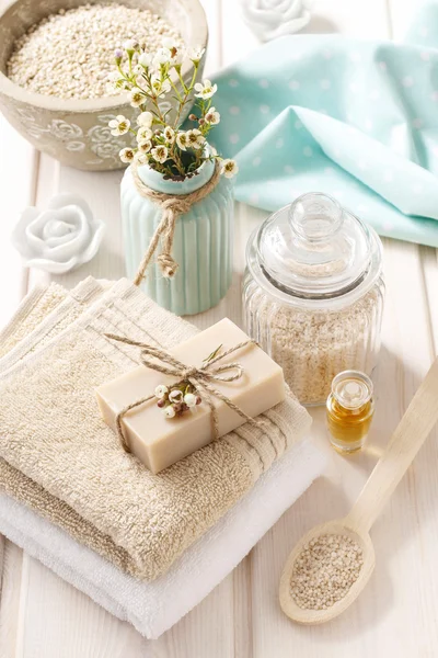 Spa set: bar of natural handmade soap, sea salts, bath oil — Stock Photo, Image