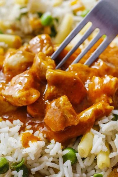 Pollo al curry con guisantes verde y arroz basmati — Stockfoto