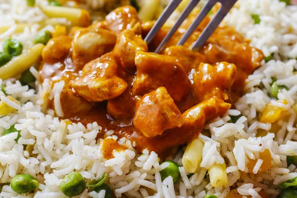 pollo al curry con guisantes verde y arroz basmati