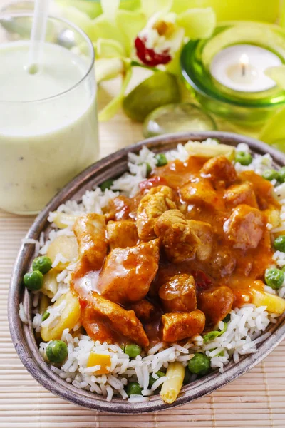 Pollo al curry con guisantes verde y arroz basmati — Stok fotoğraf