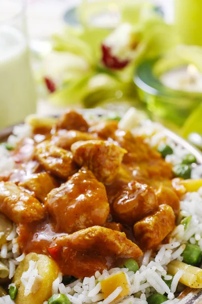 Pollo al curry con guisantes verde y arroz basmati — Stok fotoğraf