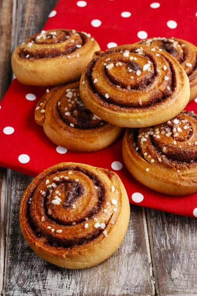 Bollos de canela suecos en tela punteada roja — Foto de Stock