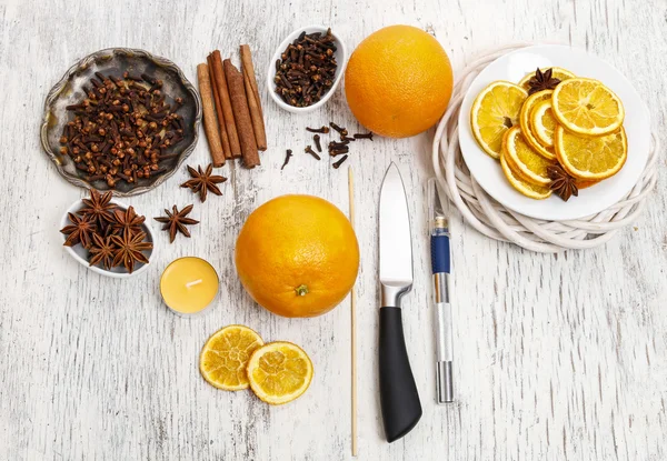 How to make orange pomander ball with candle - tutorial — Stock Photo, Image