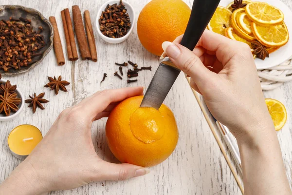 Hur man gör orange pomander boll med ljus - handledning — Stockfoto