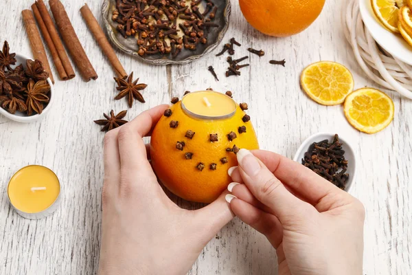 How to make orange pomander ball with candle - tutorial — Stock Photo, Image