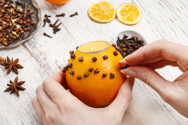 Come fare palla di pomandro arancione con candela - tutorial — Foto Stock