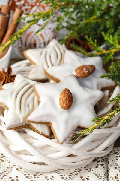 Gingerbread çerezleri yıldız şekli içinde badem ile dekore edilmiştir. — Stok fotoğraf