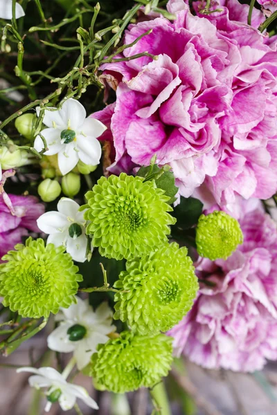 Bukett med rosa nejlika, arabiskt star och gröna krysantemum — Stockfoto