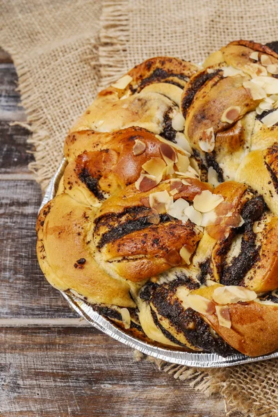 Torta di semi di papavero intrecciata tradizionale — Foto Stock