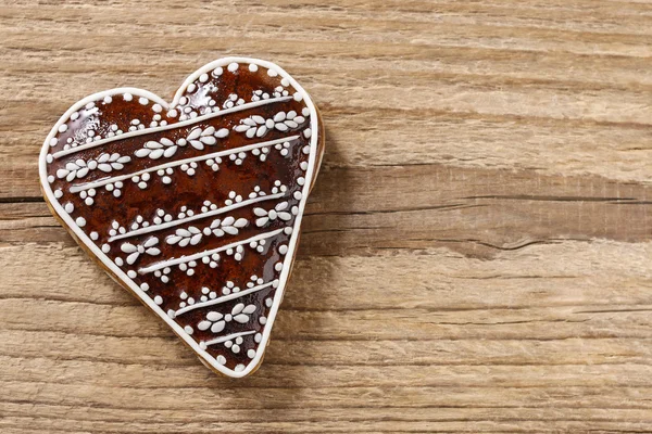 Biscotto di pan di zenzero a forma di cuore su sfondo di legno — Foto Stock