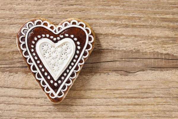 Galleta de jengibre en forma de corazón sobre un fondo de madera —  Fotos de Stock