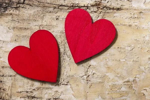 Rode harten op schors achtergrond. Symbool van de liefde — Stockfoto