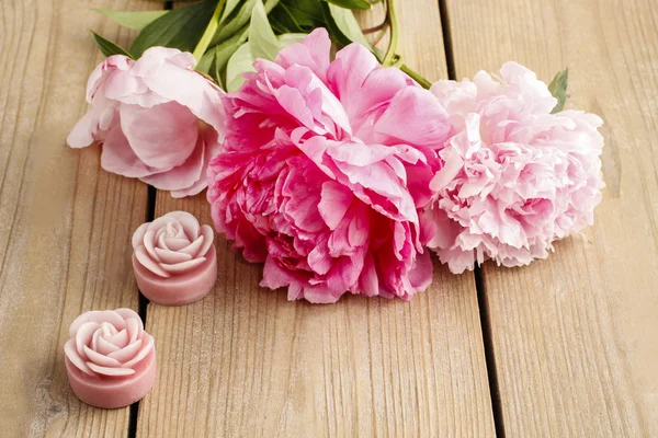 Peônias cor-de-rosa na mesa de madeira — Fotografia de Stock