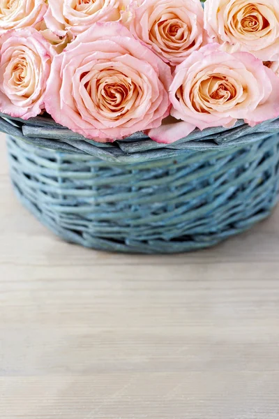 Rosa rosor i turkos rotting korg — Stockfoto
