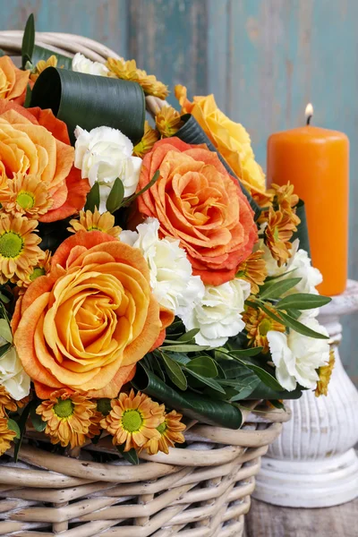 Strauß orangefarbener Rosen und Elfenbeinnelkenblüten — Stockfoto