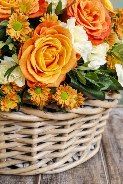 Strauß orangefarbener Rosen und Elfenbeinnelkenblüten — Stockfoto